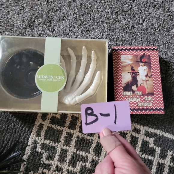 NWT lot of 2 Halloween decorations ceramic skeleton hand that holds a bow - Picture 10 of 10